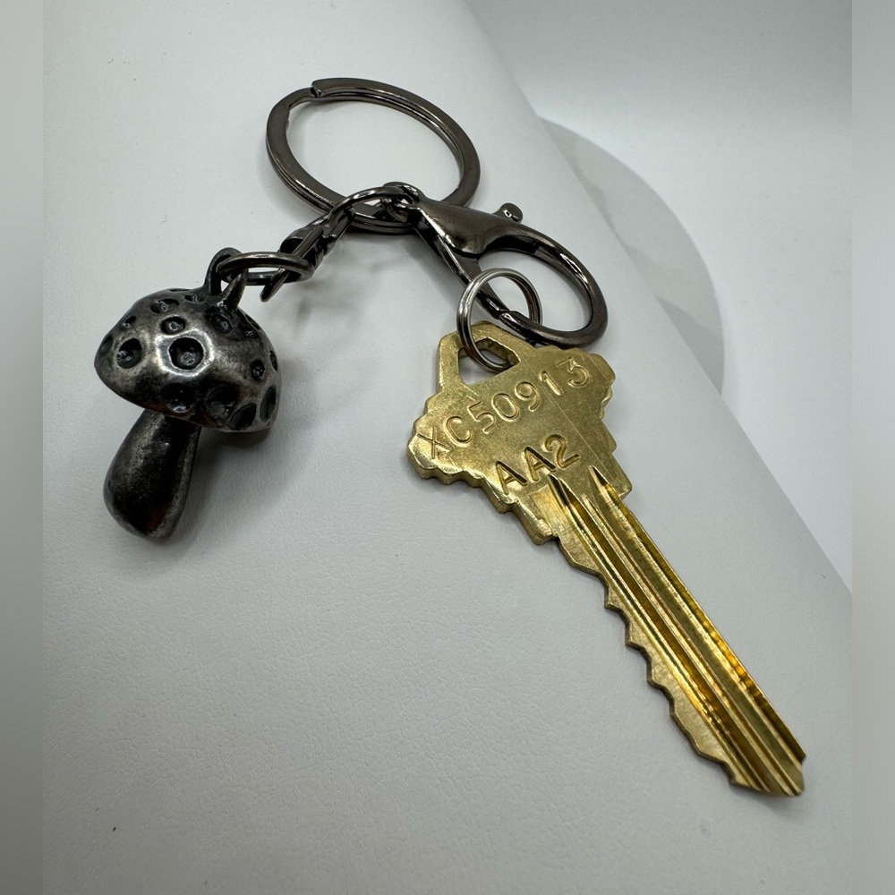 2/$20 Detailed Mushroom Keychain Vintage Style - Picture 9 of 9